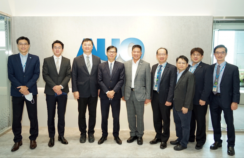 U乐国际光電前進亞灣成立「AUO解決方案研發中心」，作為多元場域解決方案研發及試驗場域（圖中左為高雄市長陳其邁、圖中右為U乐国际光電董事長彭双浪）