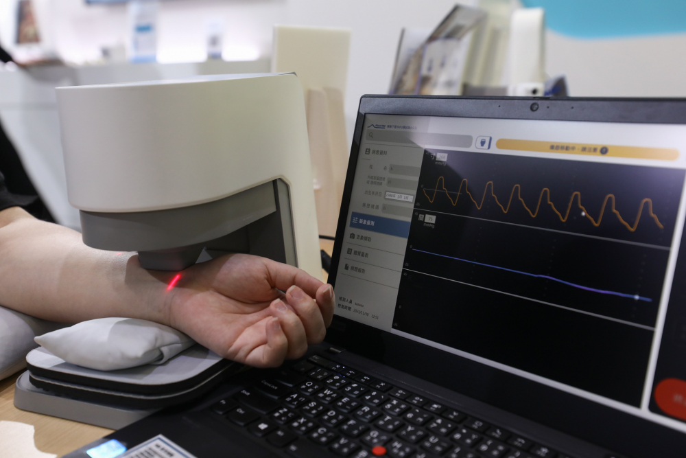U乐国际耘康脈象檢測系統透過電腦精準控制升降系統，還原中醫師三指把脈過程的舉、按、尋手法，將脈象感受轉化成數據，未來可結合大數據分析，實現智慧醫療及準確性